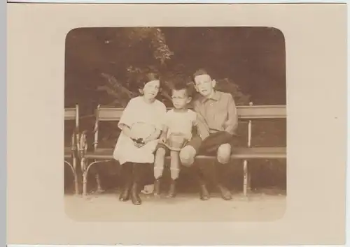 (F1495) Orig. Foto 3 Kinder auf einer Bank 1922