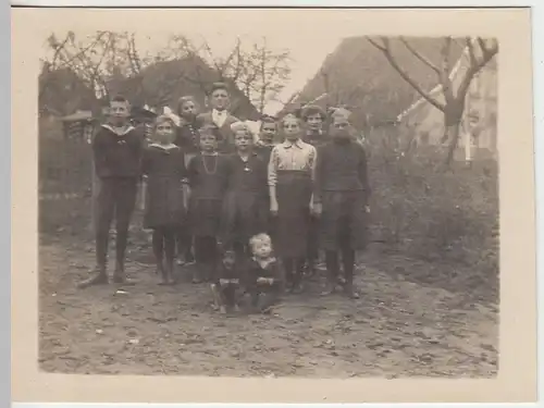 (F1493) Orig. Foto Herr mit Kindergruppe posiert im Freien, 1920er