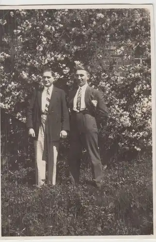 (F14929) Orig. Foto junge Männer stehen im Freien 1929