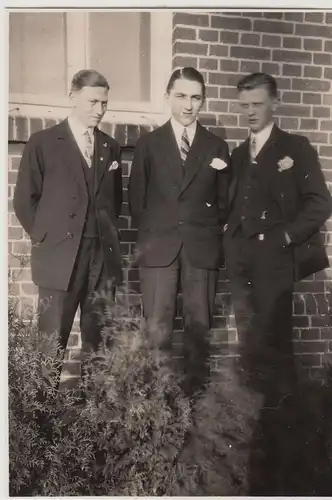 (F14928) Orig. Foto junge Männer stehen am Haus 1928
