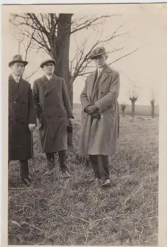 (F14925) Orig. Foto junge Männer stehen im Freien 1930