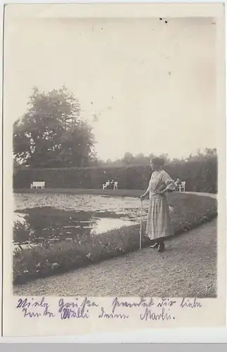 (F1492) Orig. Foto Dame spaziert im Park mit See, Hannover 1925