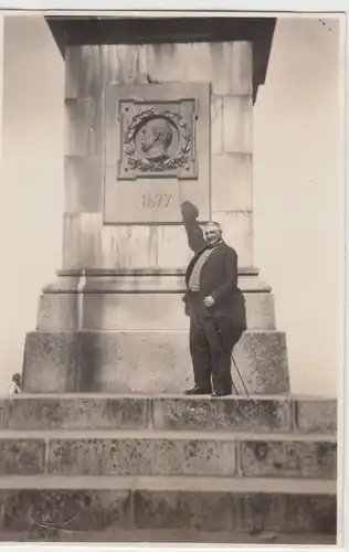 (F14903) Orig. Foto Bad Harzburg, Mann an der Bismarcksäule 1929