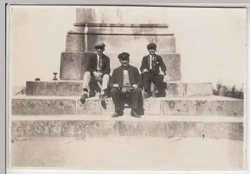 (F14900) Orig. Foto Bad Harzburg, Männer am Fuß der Bismarcksäule 1929