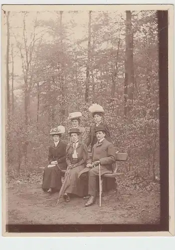 (F1490) Orig. Foto Herr mit feinen Damen auf einer Bank, 1920er