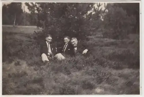 (F14892) Orig. Foto Bad Pyrmont, Männer sitzen auf einer Wiese 1928