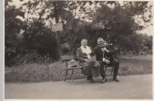 (F14890) Orig. Foto Bad Pyrmont, Paar auf Bank vor d. Dunsthöhle 1928