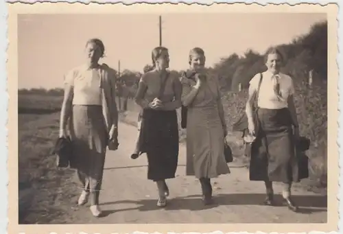 (F14878) Orig. Foto junge Damen beim Spaziergang in Bremen Vegesack, 1936