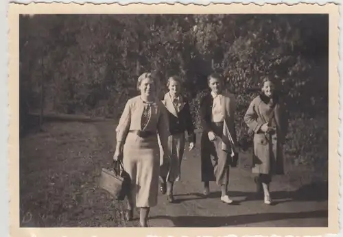 (F14877) Orig. Foto junge Damen beim Spaziergang in Bremen Vegesack, 1936