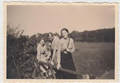 (F14876) Orig. Foto junge Damen beim Spaziergang in Bremen Vegesack, 1936