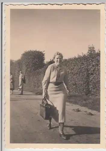 (F14875) Orig. Foto junge Damen beim Spaziergang in Bremen Vegesack, 1936