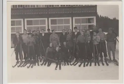 (F14845) Orig. Foto Frau sitzt an Mauer, Burg Herzberg 1934