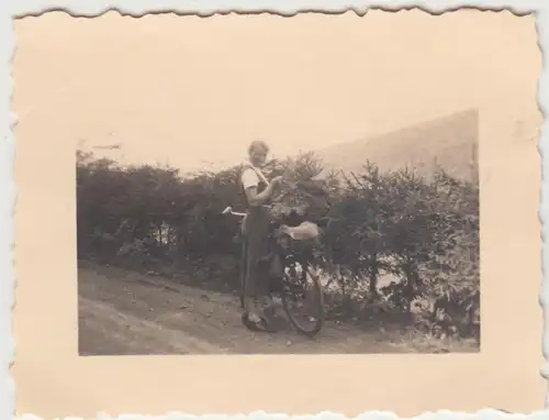 (F14836) Orig. Foto Frau unterwegs mit dem Fahrrad 1934