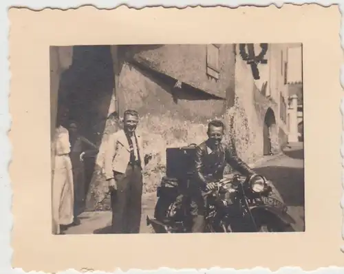 (F14823) Orig. Foto Mann sitzt auf Motorrad 1934