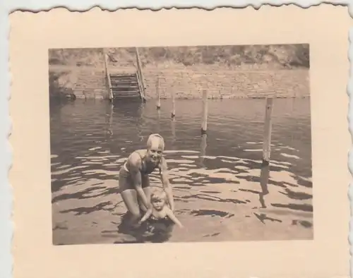 (F14819) Orig. Foto Mutter badet kleines Mädchen Mariannchen 1934