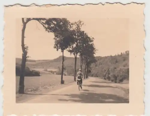 (F14816) Orig. Foto Frau auf Fahrrad, Weg nach Attendorn 1934