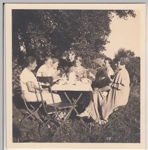 (F14814) Orig. Foto Damen sitzen am Kaffeetisch im Freien 1934