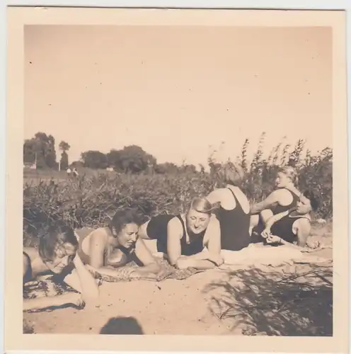 (F14813) Orig. Foto junge Damen, Sportlerinnen ruhen im Freien 1934