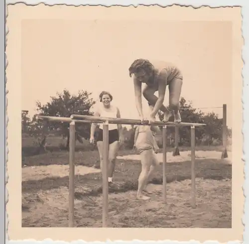 (F14811) Orig. Foto junge Damen, Sportlerinnen am Barren 1934