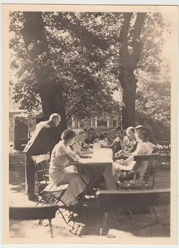 (F14806) Orig. Foto Personen sitzen an einer langen Tafel im Freien 1930er