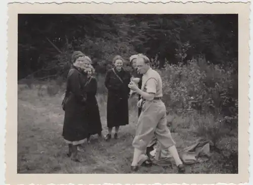 (F14805) Orig. Foto Personen spazieren zw. Lessien u. Fahrenhorst 1935