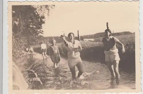 (F14804) Orig. Foto junge Damen, Sportlerinnen planschen im Bach 1933