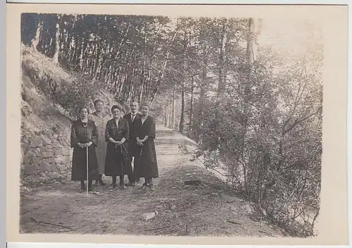 (F1477) Orig. Foto Herr mit Damen beim Spaziergang, 1920er