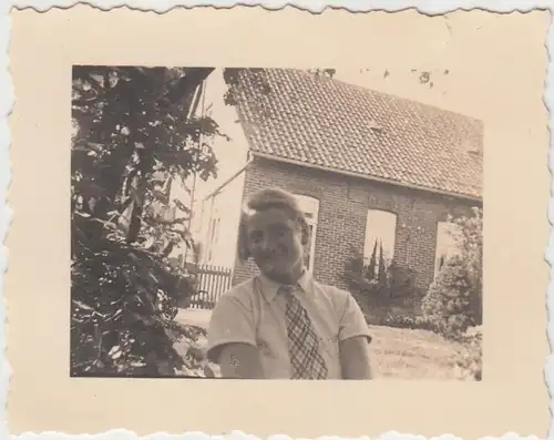 (F14761) Orig. Foto Sandhatten, junge Frau vor einem Gebäude 1933
