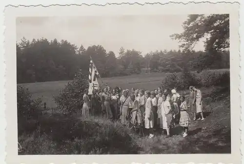 (F14740) Orig. Foto Müden (Örtze), Sportlerinnen mit Flagge SV Bremen 1932