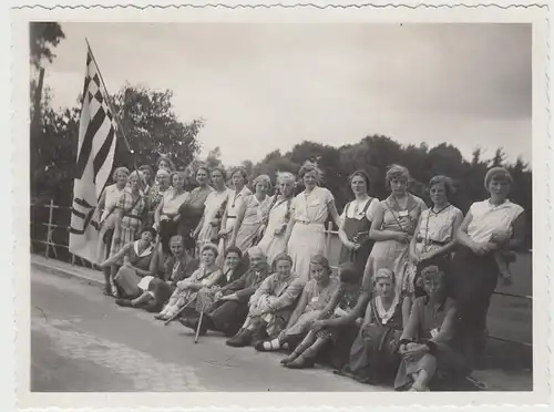 (F14738) Orig. Foto Müden (Örtze), Sportlerinnen mit Flagge SV Bremen 1932