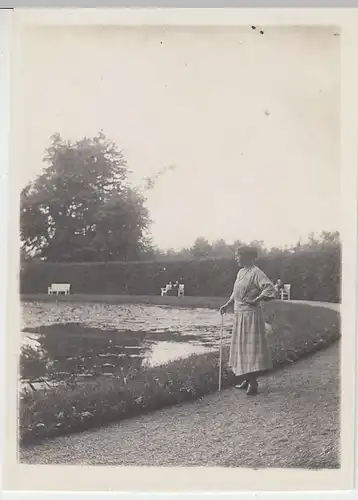 (F1474) Orig. Foto Dame spaziert im Park am See, Hannover 1925