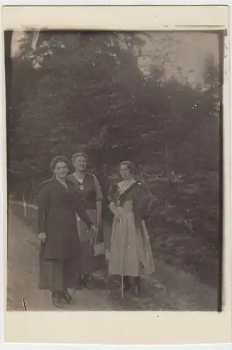 (F1471) Orig. Foto 3 Damen beim Spaziergang, 1910er, 20er