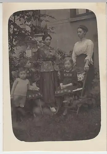 (F1470) Orig. Foto Damen mit Kinder im Garten, 1910er, 20er