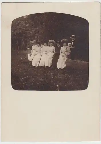 (F1469) Orig. Foto Damen m. Herren u. Kind sitzen a. e. Baumstamm, 1911
