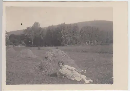 (F1468) Orig. Foto Frau liegt vor Heuhaufen, Hannover 1925