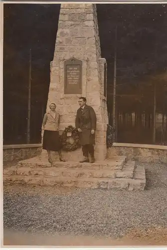 (F14664) Orig. Foto Nette (Bockenem), Personen am Gedenkstein 1932