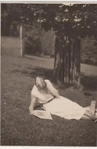 (F14662) Orig. Foto junge Frau rut auf Wiese in Friedrichroda, 1932