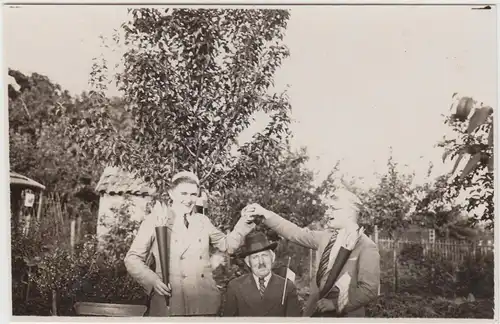 (F14635) Orig. Foto Personen m. Fackel u. Winkelement im Garten 1932