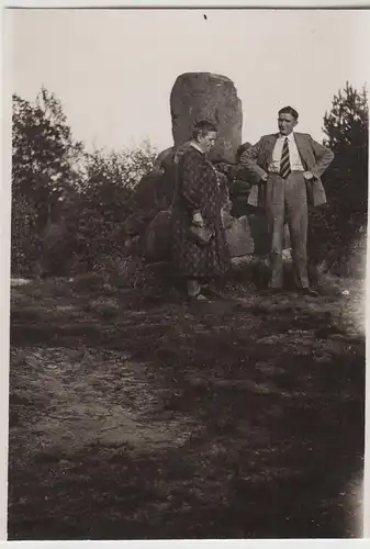 (F14631) Orig. Foto Winkel (Gifhorn), Personen am Hermann Löns-Denkmal 1932