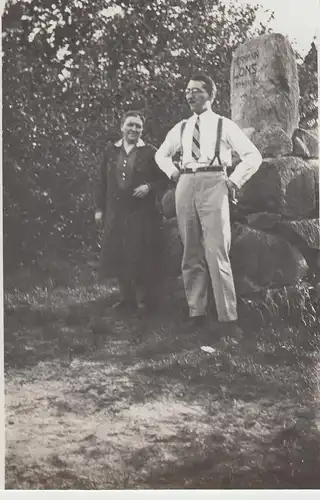 (F14630) Orig. Foto Winkel (Gifhorn), Personen am Hermann Löns-Denkmal 1932