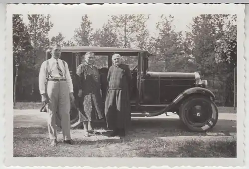 (F14624) Orig. Foto Personen vor Automobil, in der Nähe von Gifhorn 1932