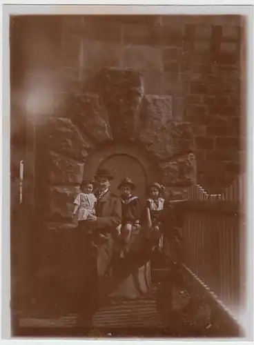 (F1462) Orig. Foto Herr mit 3 Kindern an einer Burg? Hannover?, 1920er