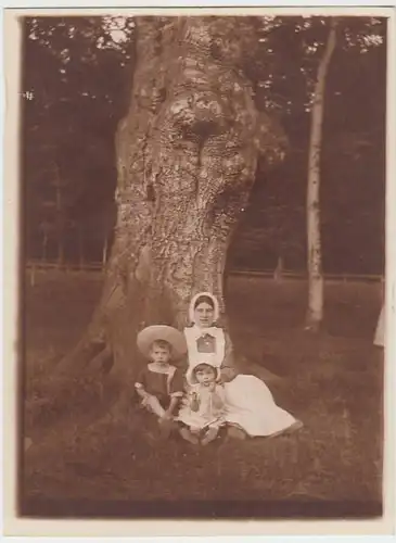 (F1461) Orig. Foto Frau mit 2 Kindern sitzen a. e. Baum, 1920er