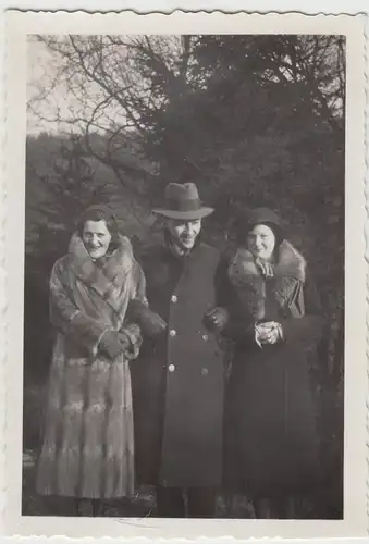 (F14599) Orig. Foto Wuppertal, Spaziergang im Gelpetal, Damen m. Pelzkragen 1932