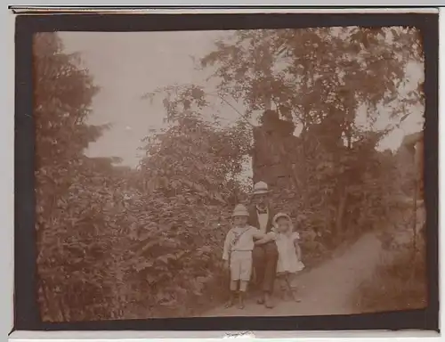 (F1460) Orig. Foto Herr mit 2 Kindern im Freien, 1920er