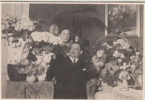 (F14597) Orig. Foto Paar zwischen Blumenpräsenten 1932