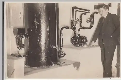 (F14565) Orig. Foto im Heizungskeller, Mann an der Pumpe 1931