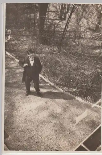(F14559) Orig. Foto Mann mit Zylinder auf dem Weg 1931