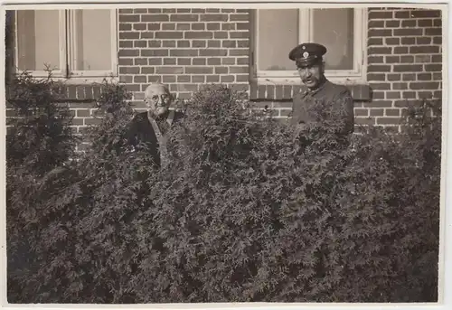 (F14550) Orig. Foto ältere Dame mit deutschem Soldat am Haus 1931