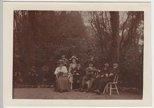 (F1452) Orig. Foto Herren u. Damen sitzen in einem Park, Hannover? 1920er